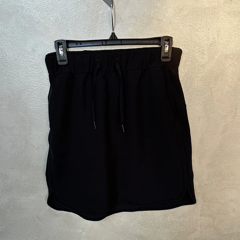 Lululemon On the Fly black Skirt sz 6 NWOT